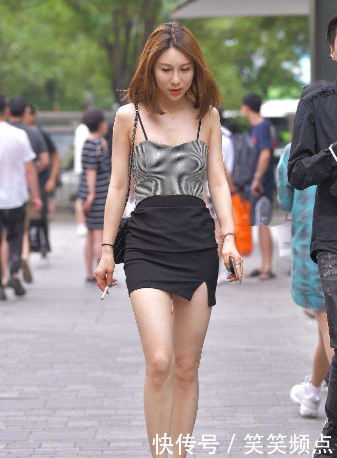 吊带|路人街拍,吊带上衣搭配短裙,性感的身材,你喜欢吗?