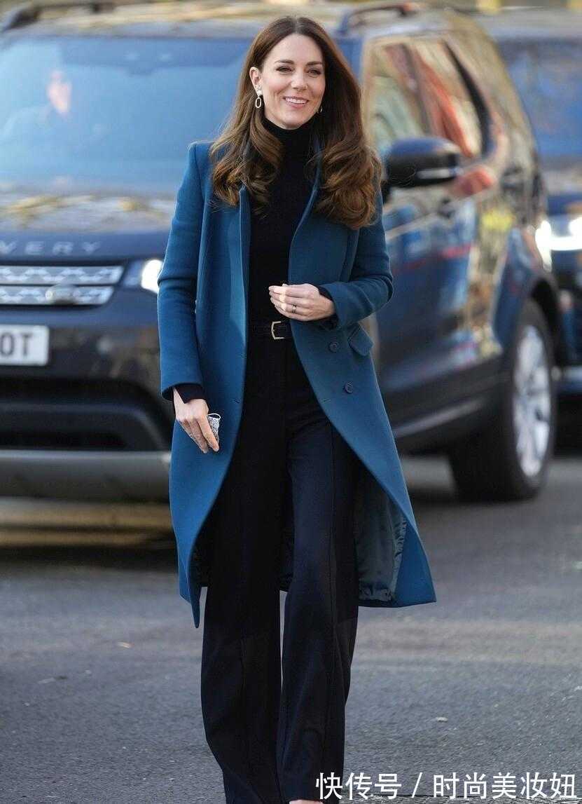 深蓝色 凯特王妃真是气质穿搭模板,蓝色大衣配高领毛衣,简约高级