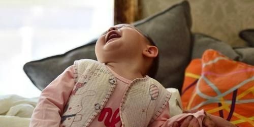 宝妈|孩子摔倒在地赖皮不起,奶奶的'神操作',网友:隔辈育儿典范