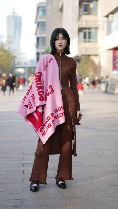 火了一款裤子叫“毛线裤”，柔软舒适，配大衣羽绒服都好看