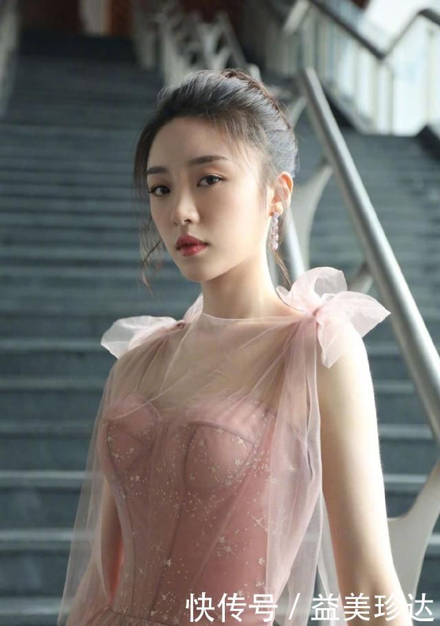 张月演绎芭蕾舞精灵,身穿一袭粉色纱裙优雅动人
