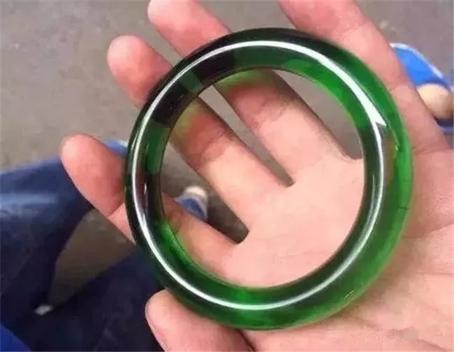 价格|玉商排队求购的极品翡翠手镯!价格仅仅1200万,没想到…