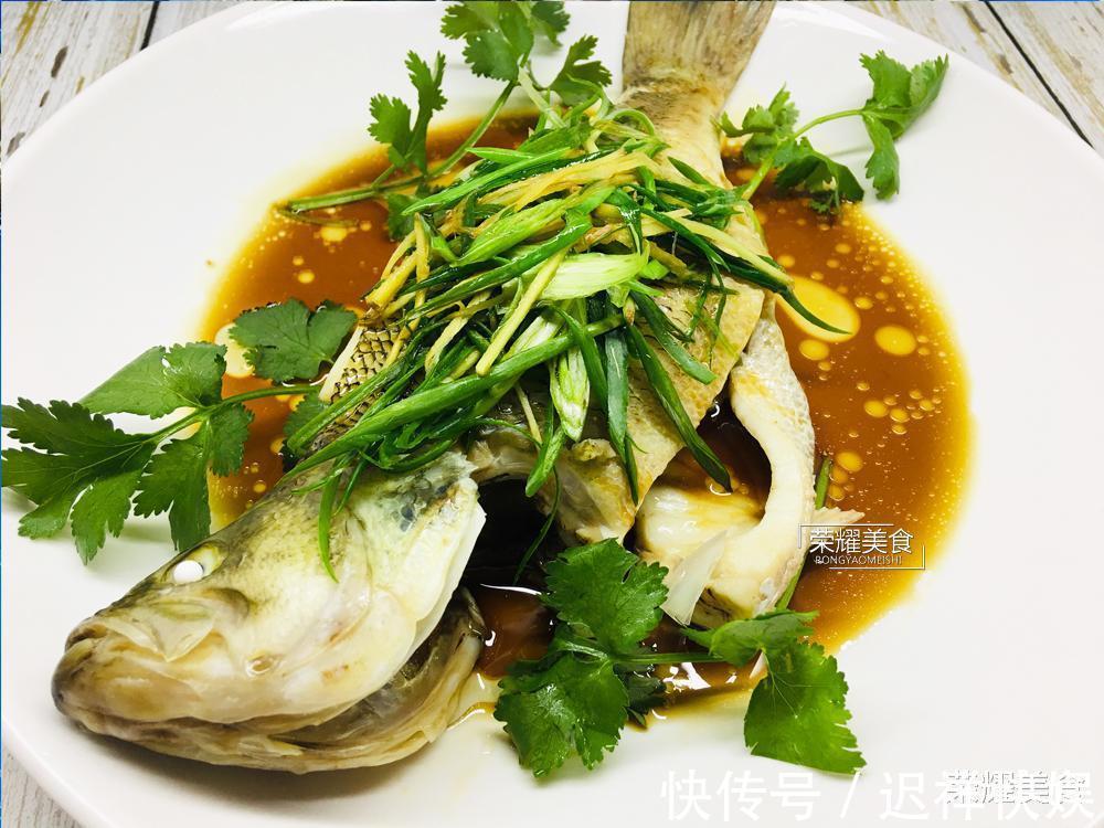 清蒸鲈鱼时,放盐和料酒就错了,教你正确做法,鱼肉鲜嫩没有腥味