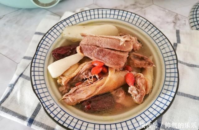 一鸽胜九鸡，天冷多喝鸽子汤，这样炖汤鲜美味无腥味，营养滋补