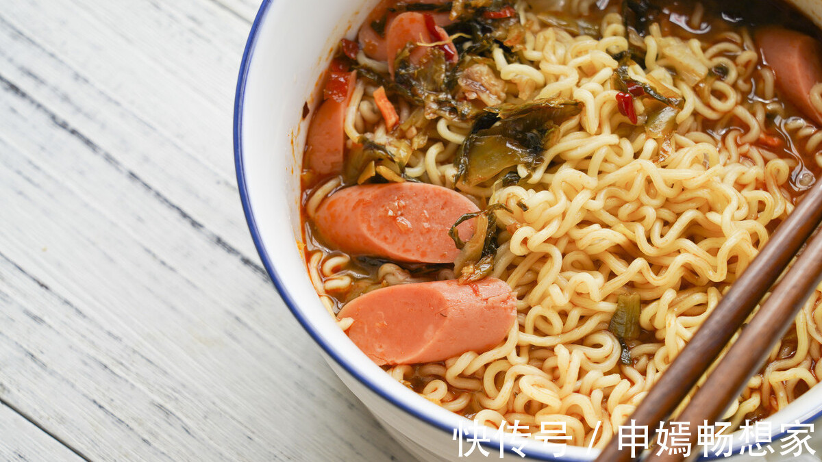 方便面|煮方便面时,直接放面饼,难怪又油又难吃,顺序搞对美味升级