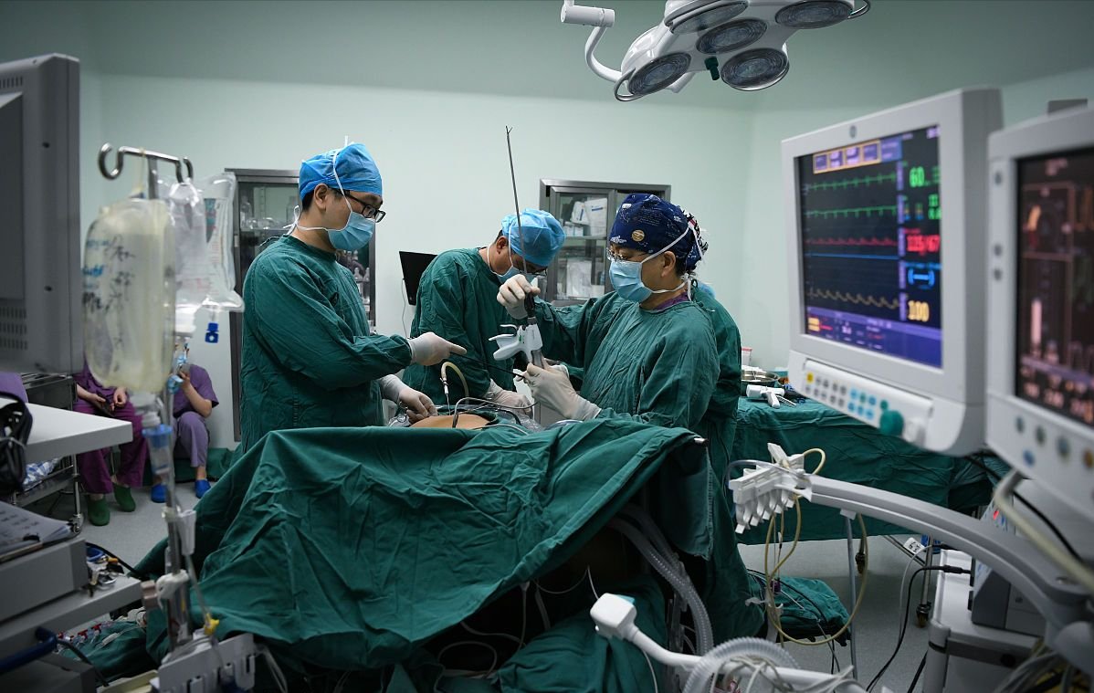外科医生|手术中医生断开患者的氧气长达三分钟，只为缝好那关键一针