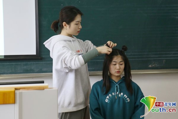 高校开设化妆课，学生上课学化妆做发型还能拿学分