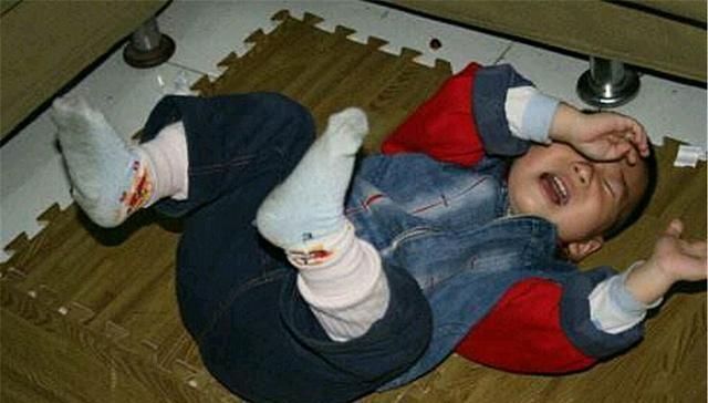 妈妈|''妈妈求你别打了'',6岁孩子痛哭求饶,脾气暴躁的家长有多可怕