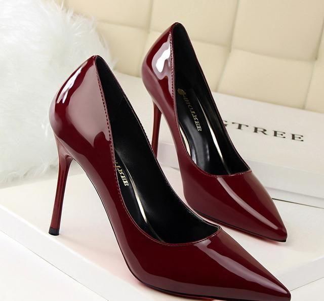 气质欠佳的女人别穿小白鞋了, 瞧瞧下面女人穿, 个个女人味十足