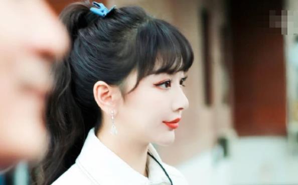 孔雪儿的偶像包袱有多重?参加儿童综艺节目,穿着“暴露”惹争议