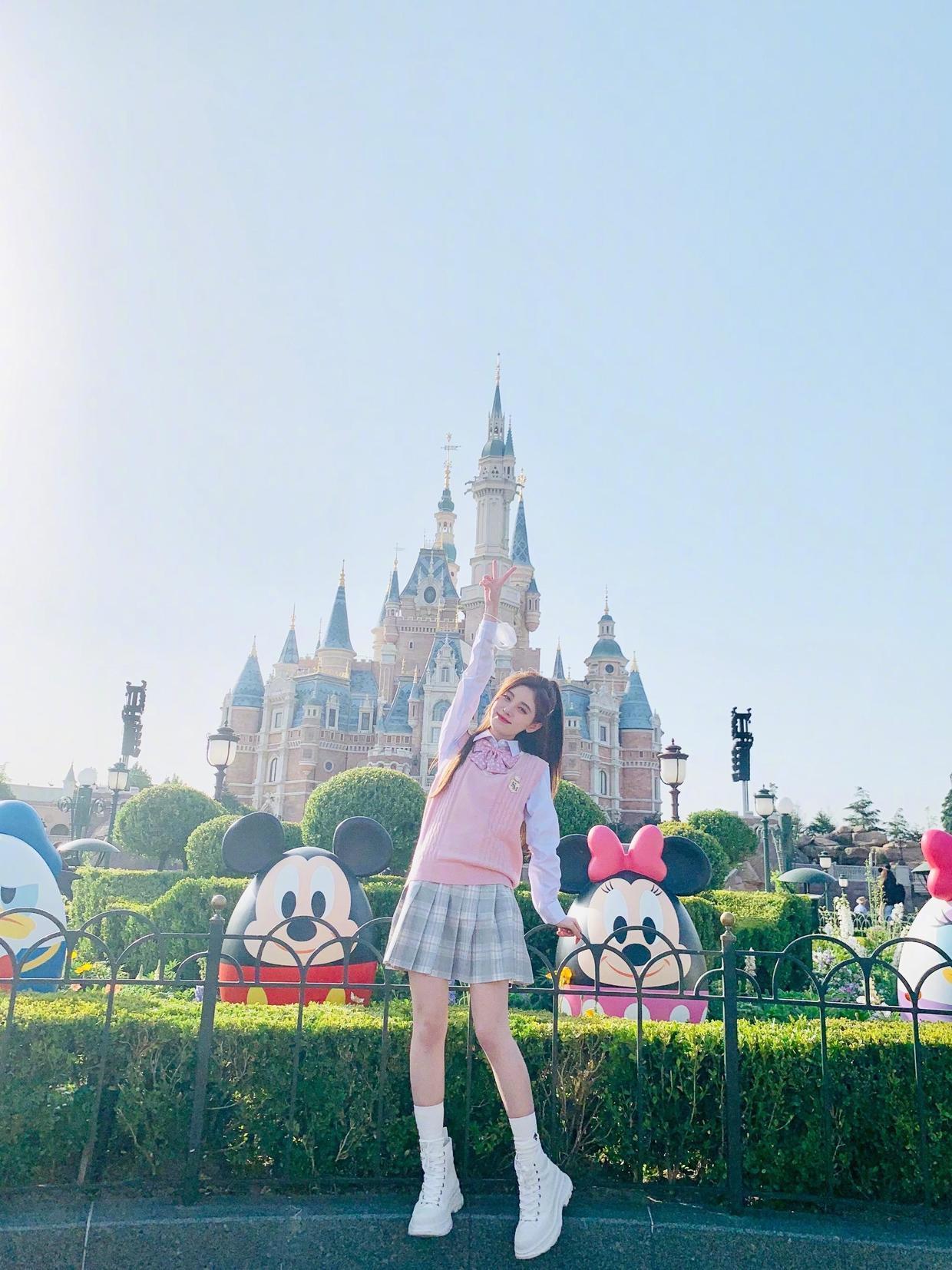 包臀裙|马蓉的夏季机场造型还挺潮流！针织衫搭配格纹半身裙，简约洋气