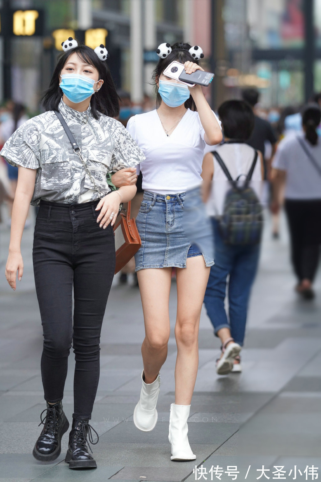 时尚|美女街拍:小姐姐蓝色的围巾披肩,内搭白色吊带裙,看着很有时尚风采