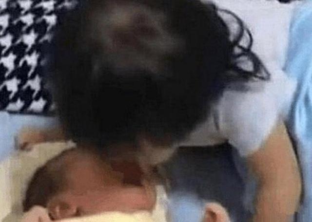 内心|2岁姐姐被3个月大弟弟吵醒,一看妈妈不在,姐姐做法太有爱了