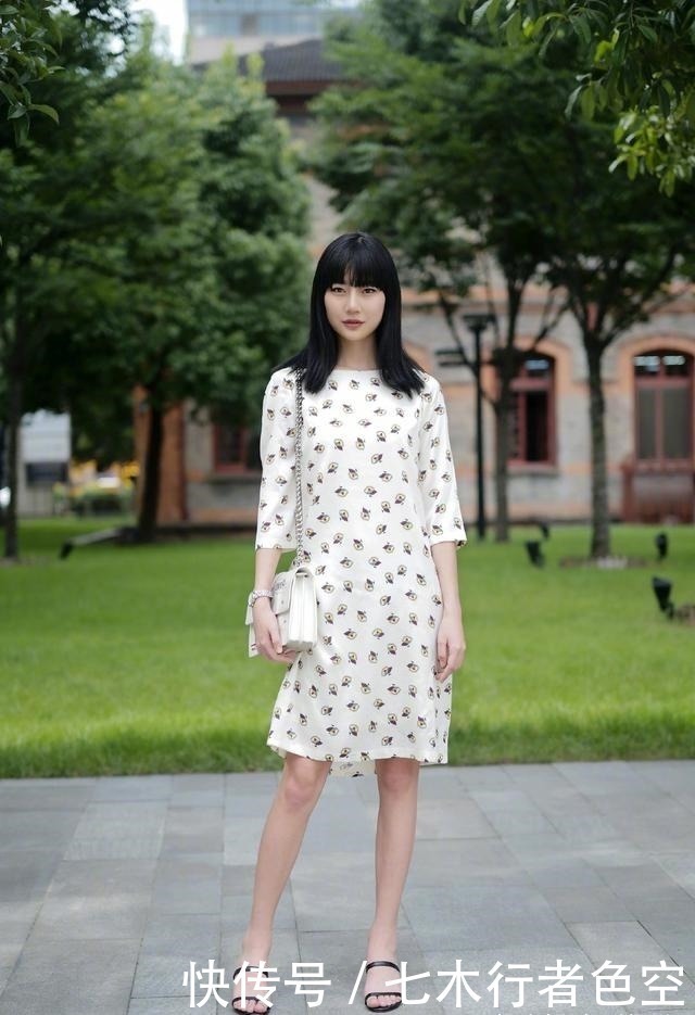 可爱|路人街拍,小姐姐清纯又可爱,搭配一条吊带裙,清凉迷人