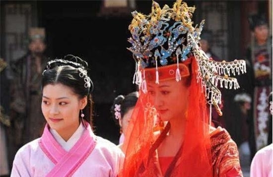 嫁给|皇帝死后她被遣散回家,然后嫁给了个乞丐,20年后乞丐成了皇帝