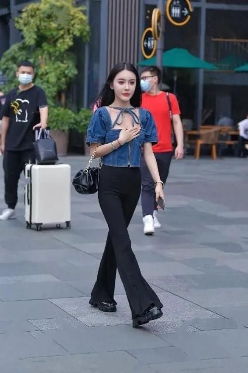 时尚|时尚搭配，搭配短款百褶裙，给人一种青春靓丽的感觉