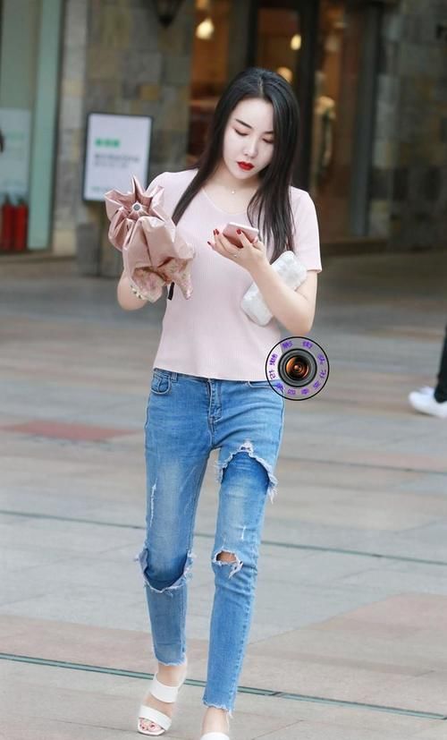 搭配 粉色T恤搭配蓝色牛仔裤,适合女生的日常穿搭,休闲味十足