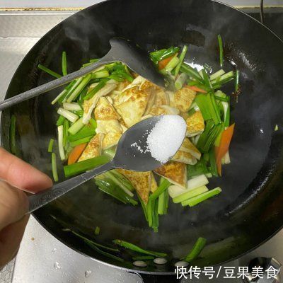  每次|每次做这道青蒜炒老豆腐，隔壁小孩都会来敲门