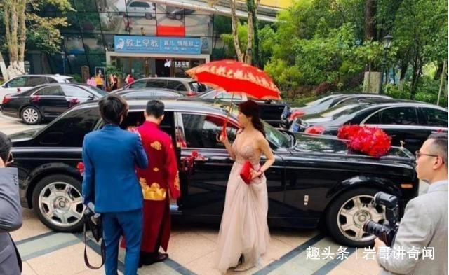 真的|有一种尴尬叫做伴娘美过新娘,要不是看见美女撑伞,还真的分不清