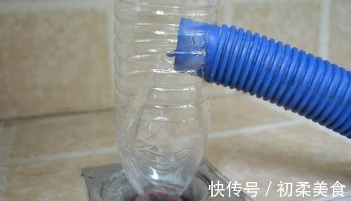 塑料瓶|洗衣机排水管上插个塑料瓶，真是厉害了，解决了很多家庭的困扰