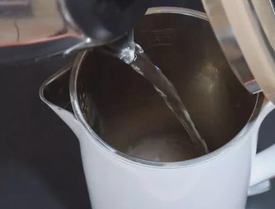 水壶里撒一把不值钱的东西，水垢哗哗往下掉，干净又省事
