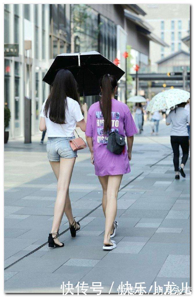 紧身|美女街拍灰色的紧身衣搭配超短热裤,让人眼前一亮