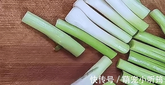 入秋进补,肉别总炒着吃了,搭配这食材,上锅蒸熟浇上料,真鲜香