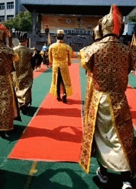 |搞笑GIF:妹子,你是站的时间太久了吗?,站的膝盖都疼了。