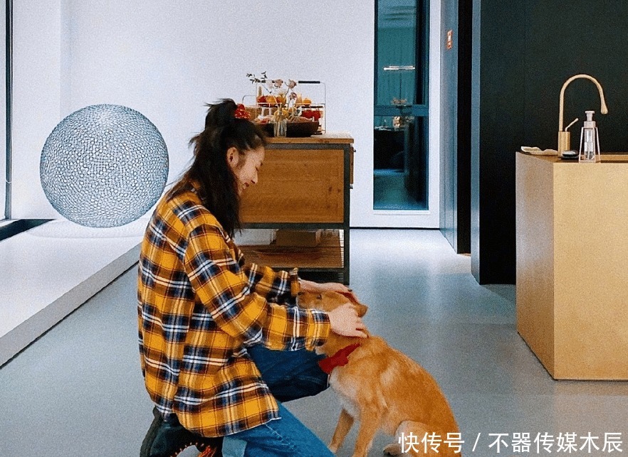 刘雯可真会玩,明明穿西装很高级,却要搭配紧贴头皮的大油头好丑