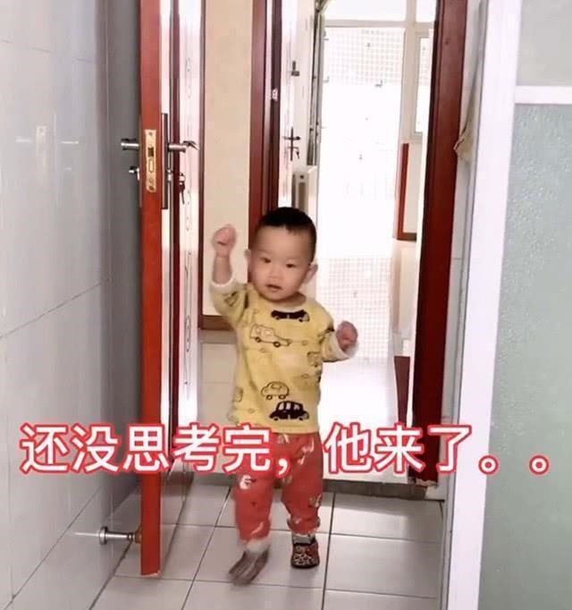 孤帆远影|妈妈上厕所发现没纸了,求助儿子,宝宝送来手纸那一刻妈妈无语了