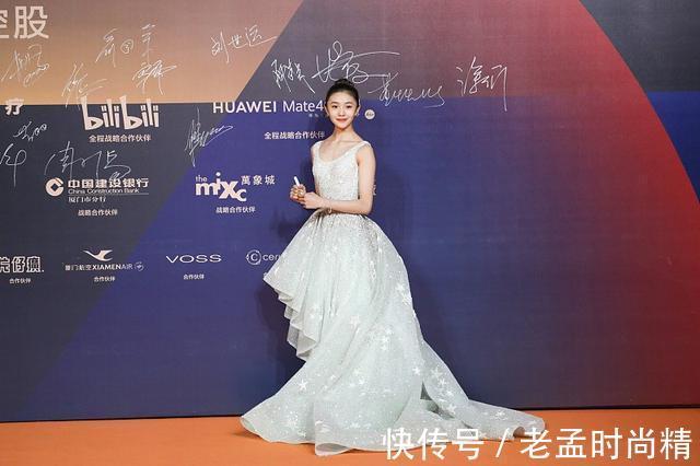 裙摆|刘浩存连生图都这么美,穿纱裙又嫩又甜,漏齿笑更俏皮