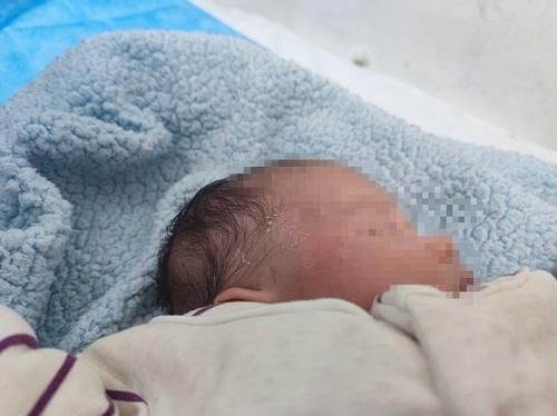 乐山刚出生40天的婴儿被放风筝的小孩踩伤头部，现还在医院治疗