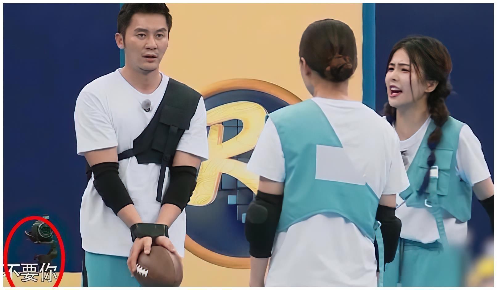 蔡徐坤打籃球遭全網瘋傳,被女嘉賓一把抱懷里,像進盤絲洞畫面好辛酸