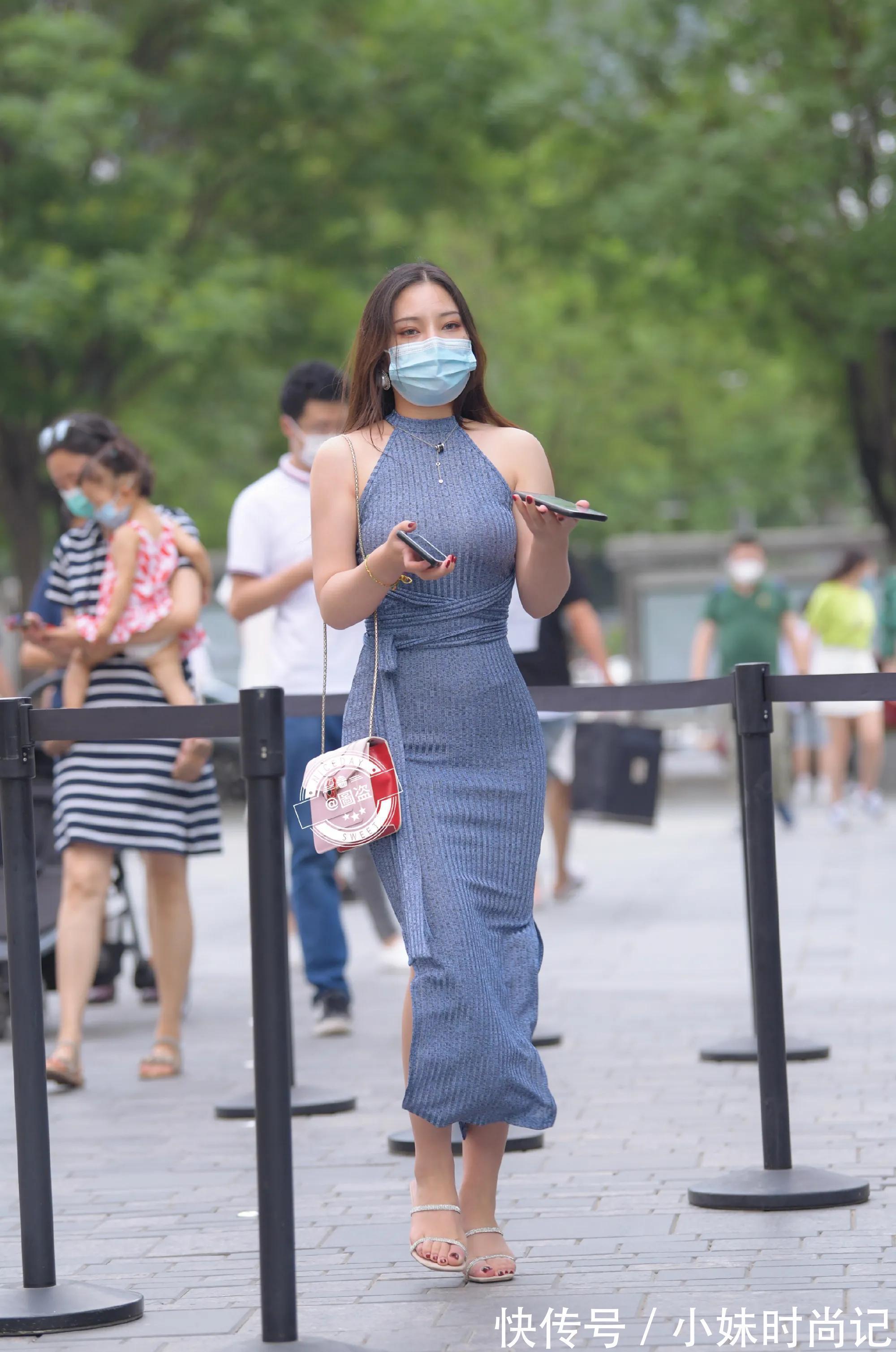 修身裙|街拍:蓝色修身裙彰显小姐姐好身材