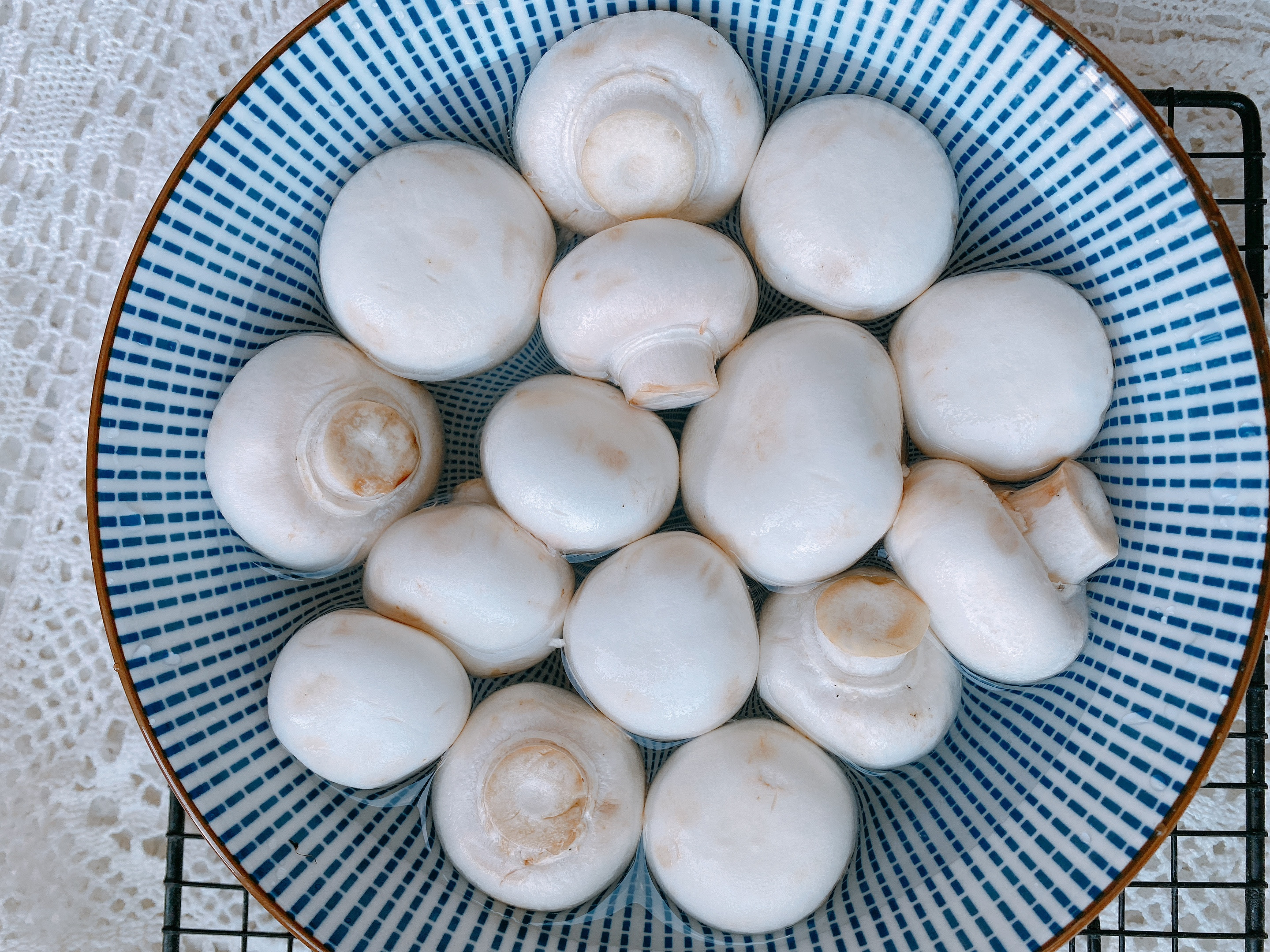 鲜掉眉毛的口蘑汤,节后刮油试试它,低脂低热量,简单易学营养好!