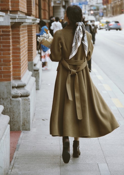 小蛮腰 穿大衣不要只会敞开穿了,搭配腰带保暖显瘦又高级,谁穿都好看