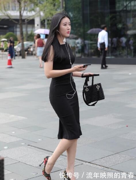 小姐姐|选择简约修身的黑色裙装,满足你对优雅造型的追求!