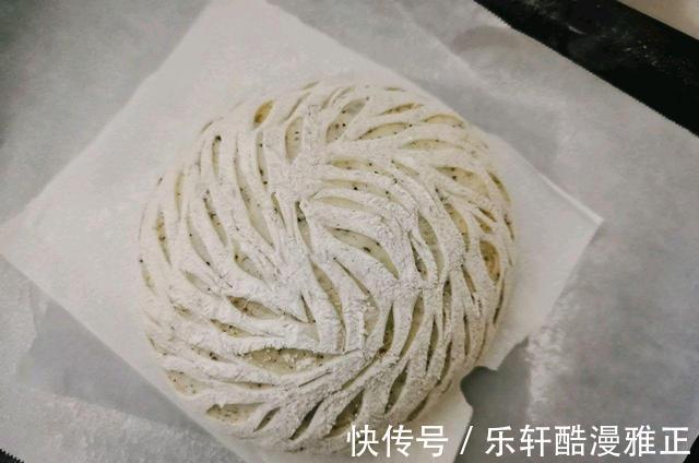 烤箱|在家做甜品，茶香四溢的红茶面包，制作简单还美味