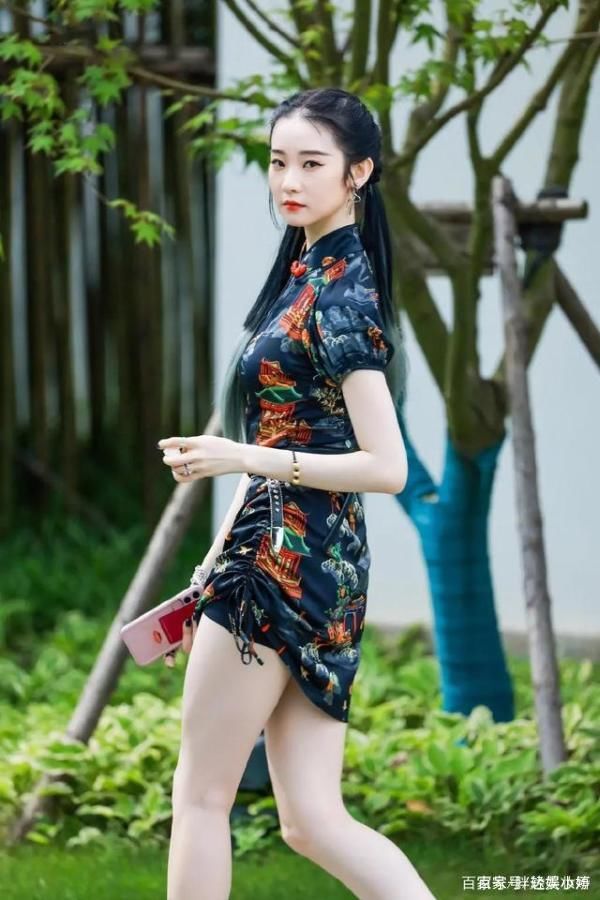 惊艳|张艺凡尝试国潮元素的旗袍,搭配叛逆又炫酷的绿发,既惊艳又高级