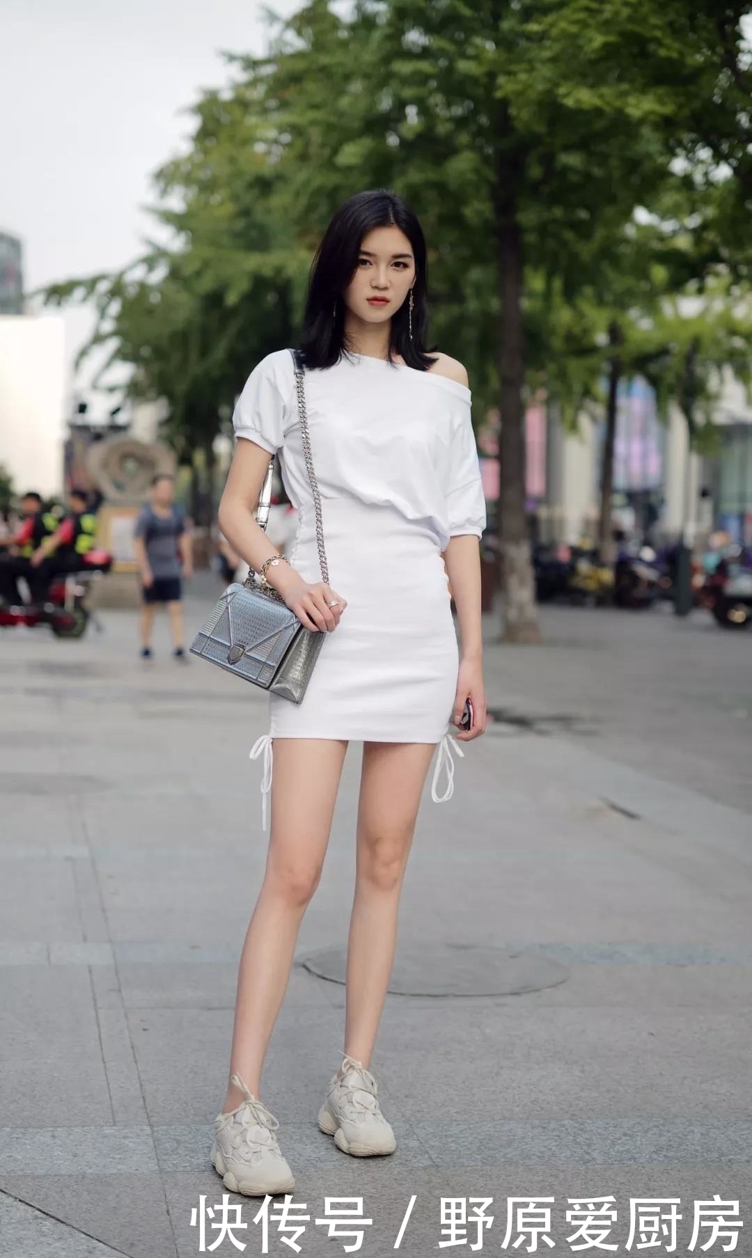 街拍：小姐姐搭配白色露肩连衣裙，两侧抽带的设计衬托出大长腿！