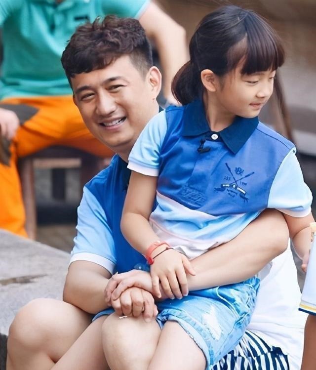 老二小|弟弟趁着姐姐看电视,站在姐姐旁偷吃鸡腿,姐姐一低头被萌到了