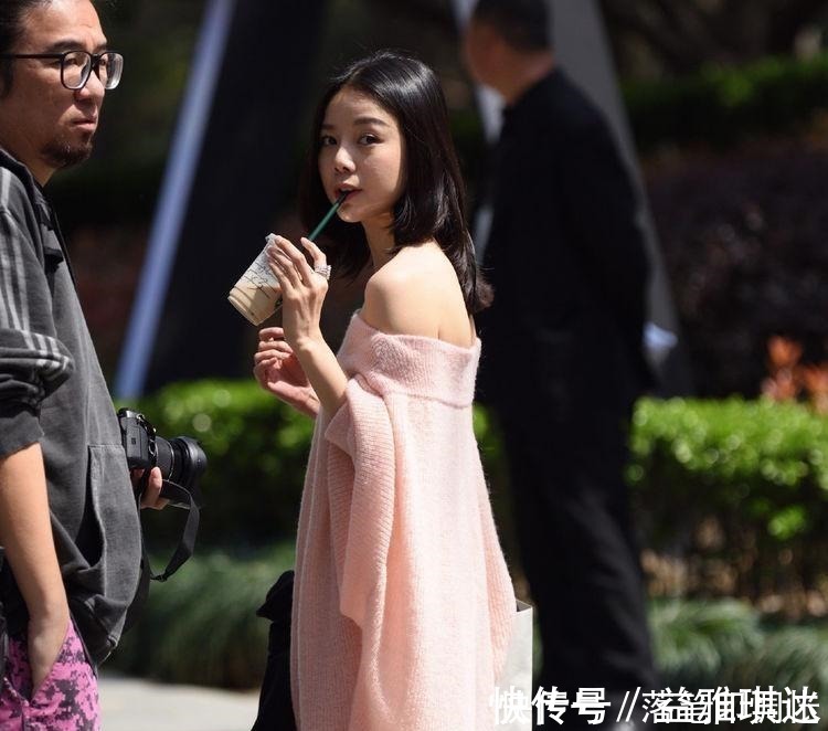 抹胸|街拍 粉色抹胸毛衣让美女成了镜头的焦点！