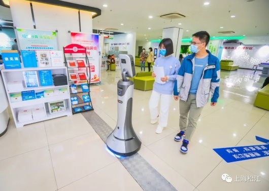 机器人|聪明又贴心!松江这里智能机器人“上岗”啦