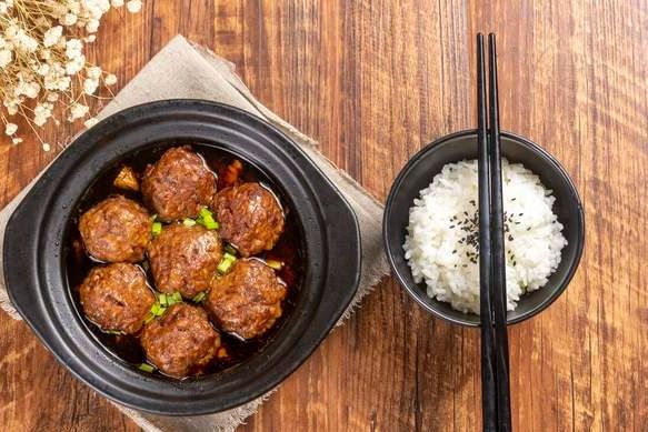 红烧狮子头的正宗做法，牢记这4点，鲜嫩香滑，简单好吃不油腻