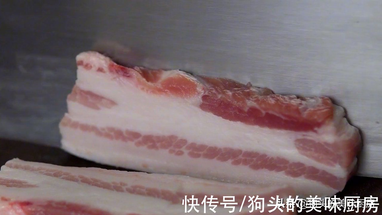 没有烤箱也能做的香酥五花肉，咬一口酥得掉渣，麻辣好吃不油腻