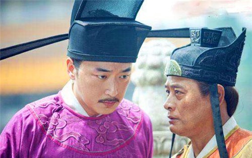 龙椅|熊孩子爬上龙椅,皇帝:当真龙天子好玩吗?他智答4字,成为储君