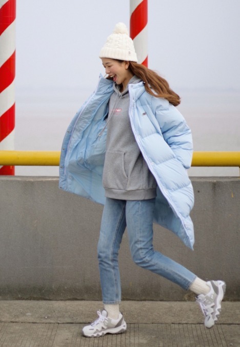 利落|羽绒服别光买黑白灰,今年流行这件“婴儿蓝”,显白还很减龄!