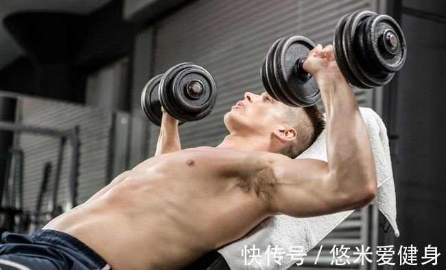 收缩感|哑铃卧推的4种训练方法,动作简单容易操作,更有效刺激整个胸肌