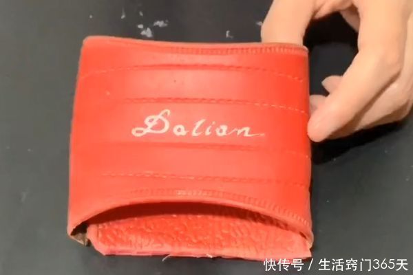 拖鞋烂掉了也别扔，剪两刀粘在墙上厉害了，家家户户都用的到