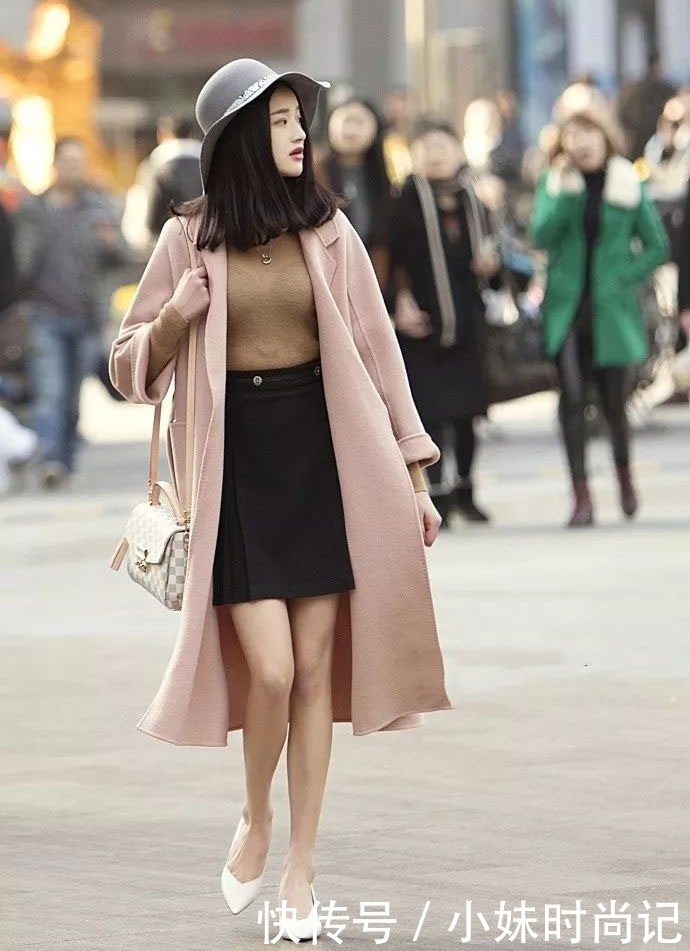 宽松|浅色系宽松毛呢大衣搭配半身裙,简约优雅,尽显大方成熟的魅力